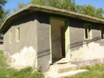 Toiletgebouw van de school; jongens rechts, meisjes links
